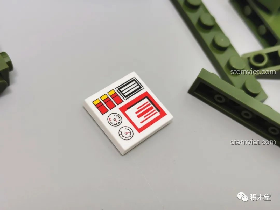 Mảnh ghép in hình bảng điều khiển của Panlos Brick 632002 Xe Tăng Type 99, cho thấy độ sắc nét và chi tiết của hình in.