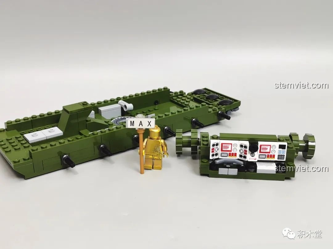 Quá trình lắp ráp phần khung gầm của xe tăng Panlos Brick 632002 Type 99, với các chi tiết nội thất ban đầu.