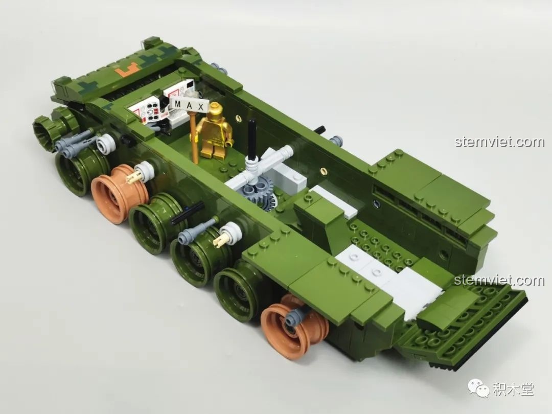 Quá trình lắp ráp phần giáp sườn và khoang động cơ của xe tăng Panlos Brick 632002 Type 99, cho thấy cấu trúc mô-đun.