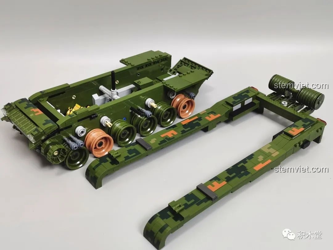 Cận cảnh khoang động cơ mô-đun của xe tăng Panlos Brick 632002 Type 99, với các chi tiết được in sắc nét.