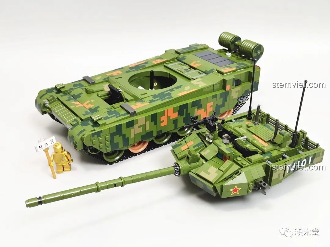 Mô hình xe tăng Panlos Brick 632002 Type 99 hoàn chỉnh nhìn từ góc nghiêng, nổi bật với màu rằn ri và các chi tiết bánh xích.