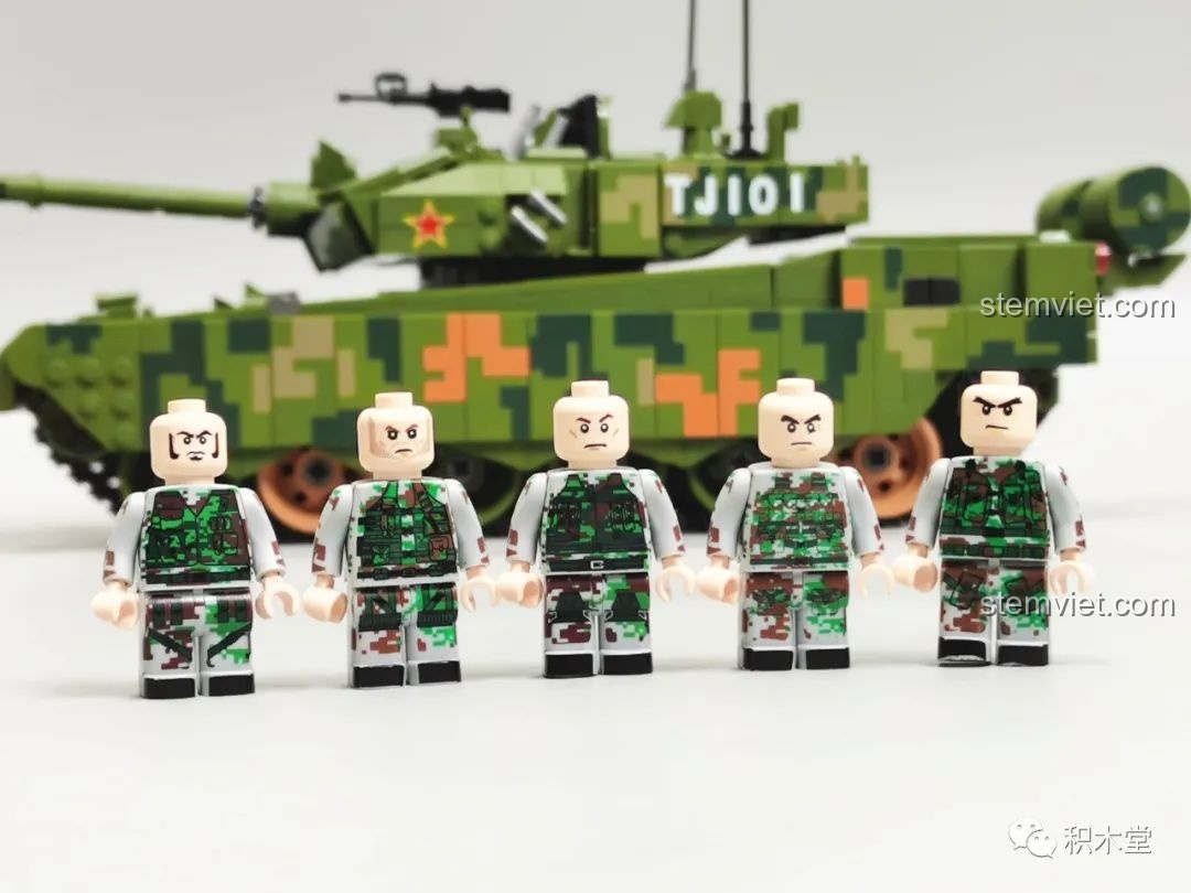 Mô hình xe tăng Panlos Brick 632002 Type 99 hoàn chỉnh nhìn từ phía trước, với nòng pháo và các chi tiết đèn.