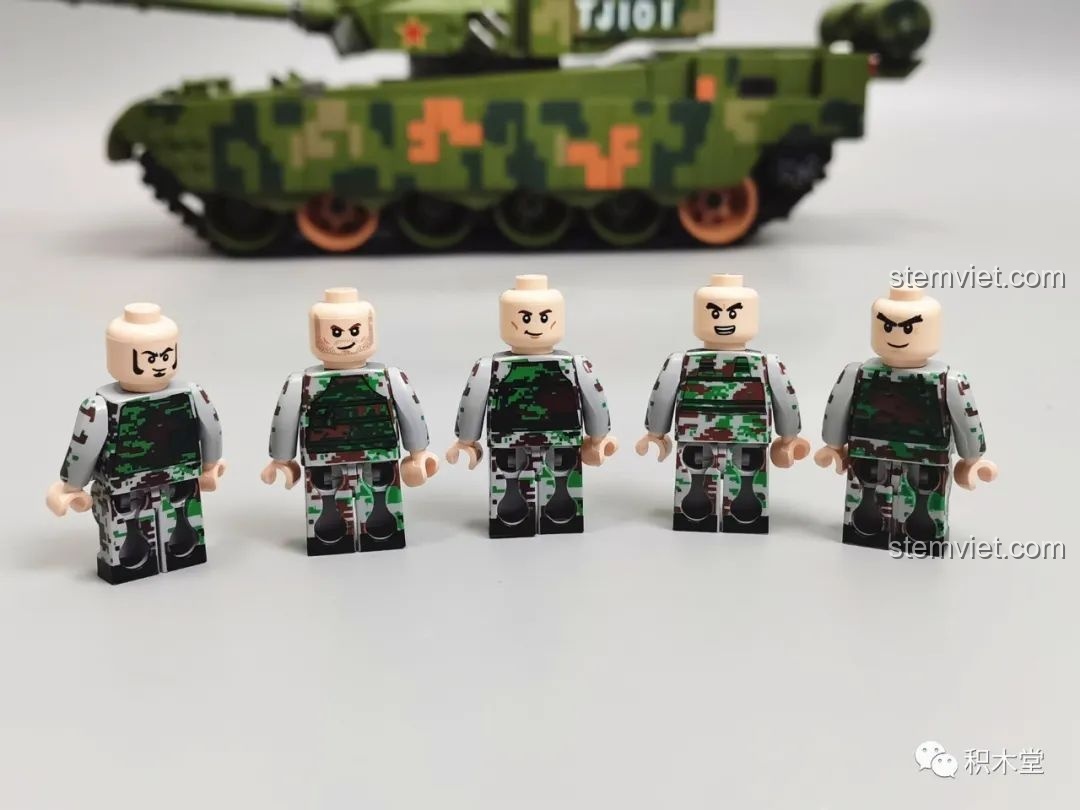 Mô hình xe tăng Panlos Brick 632002 Type 99 hoàn chỉnh nhìn từ phía sau, với các chi tiết ống xả và bình nhiên liệu phụ.