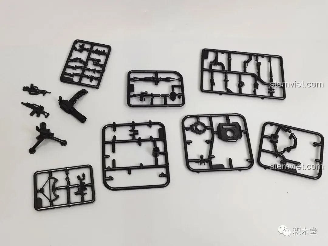 Mô hình xe tăng Panlos Brick 632002 Type 99 hoàn chỉnh nhìn từ góc sau, thể hiện sự cân đối và chi tiết của mô hình.