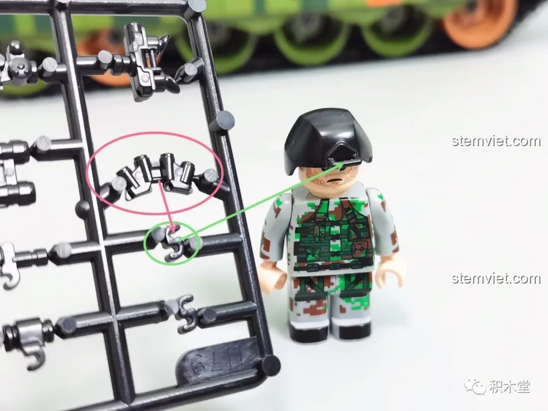 Mô hình xe tăng Panlos Brick 632002 Type 99 hoàn chỉnh nhìn từ phía trên, cho thấy các chi tiết giáp nóc và tháp pháo.