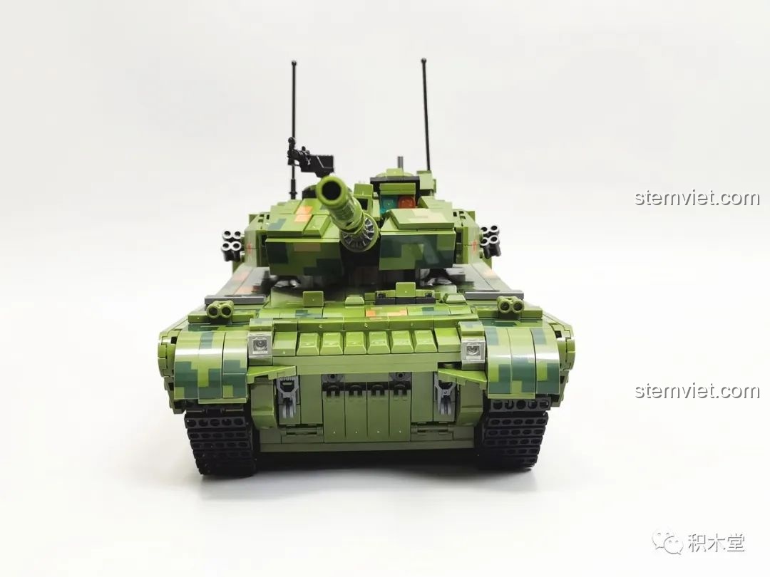 Mô hình xe tăng Panlos Brick 632002 Type 99 hoàn chỉnh nhìn từ phía dưới, cho thấy cấu trúc bánh xích và hệ thống treo.