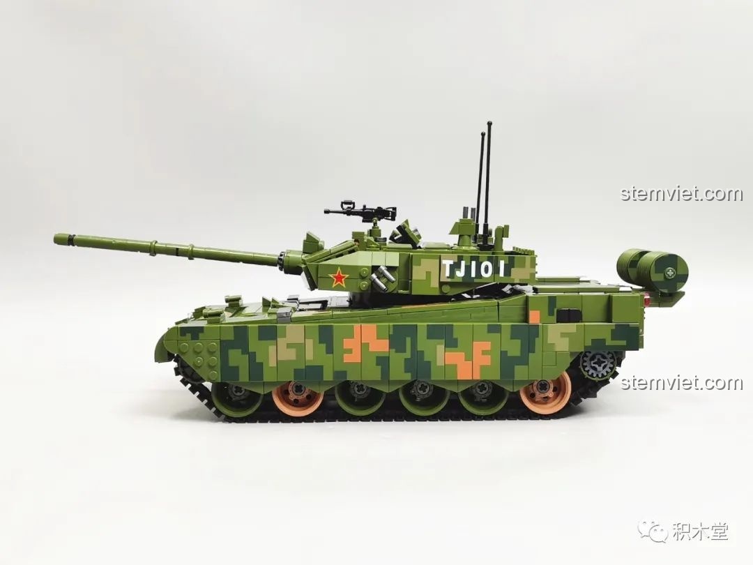 Năm minifigures lính tăng của bộ Panlos Brick 632002 Xe Tăng Type 99, nhìn từ góc khác, cho thấy chi tiết in trên trang phục.