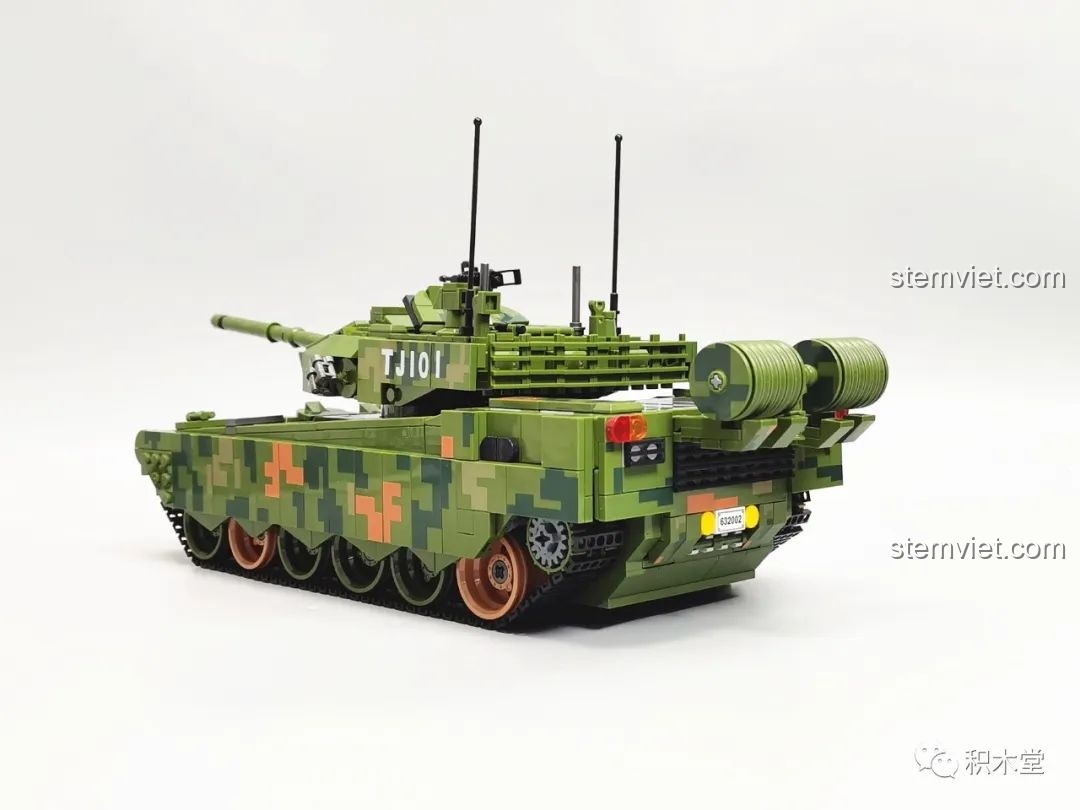 Các phụ kiện vũ khí đi kèm bộ Panlos Brick 632002 Xe Tăng Type 99, bao gồm súng, lựu đạn và các chi tiết khác.