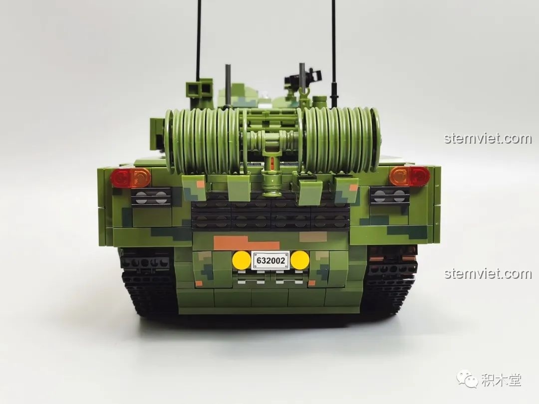 Cận cảnh một minifigure lính tăng của Panlos Brick 632002 Xe Tăng Type 99 với mũ bảo hiểm và kính nhìn đêm.