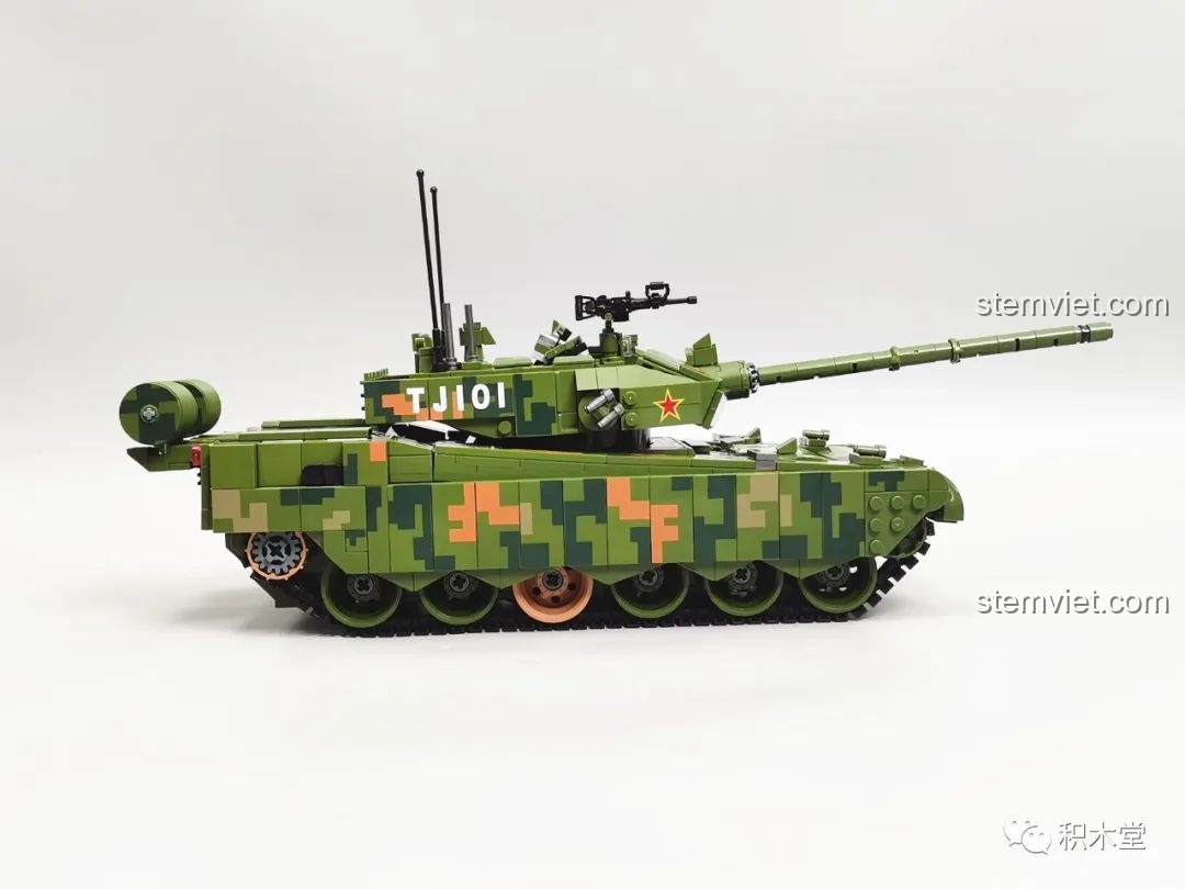 Cận cảnh tháp pháo của xe tăng Panlos Brick 632002 Type 99, với súng máy 12.7mm và ống phóng lựu đạn khói.
