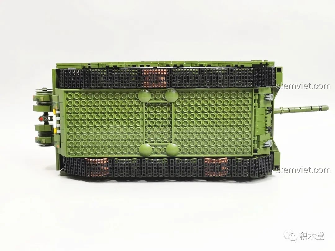 Cận cảnh khoang chứa đạn bên trong tháp pháo của xe tăng Panlos Brick 632002 Type 99, với các viên đạn được sắp xếp gọn gàng.