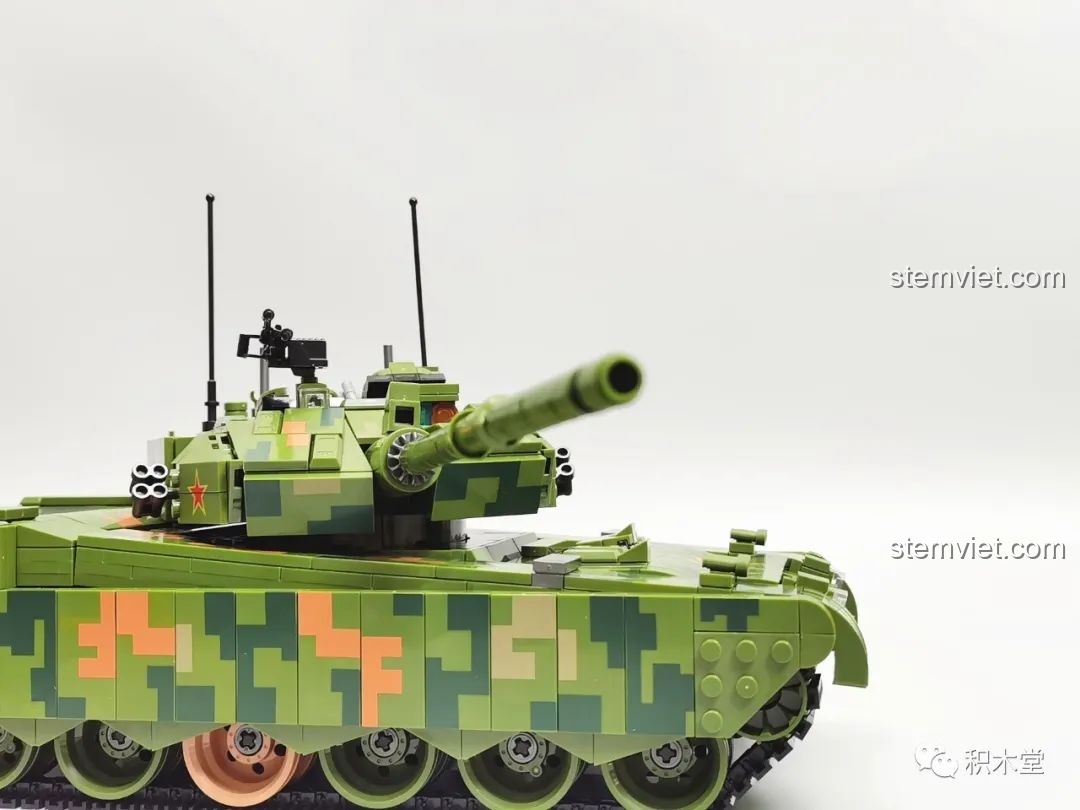 Cận cảnh giáp sườn và bánh xích của xe tăng Panlos Brick 632002 Type 99, cho thấy thiết kế nâng cao của giáp.