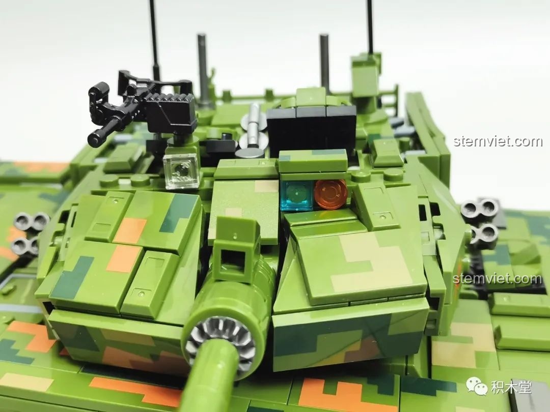 Cận cảnh khoang động cơ phía sau của xe tăng Panlos Brick 632002 Type 99, với các chi tiết lưới tản nhiệt.