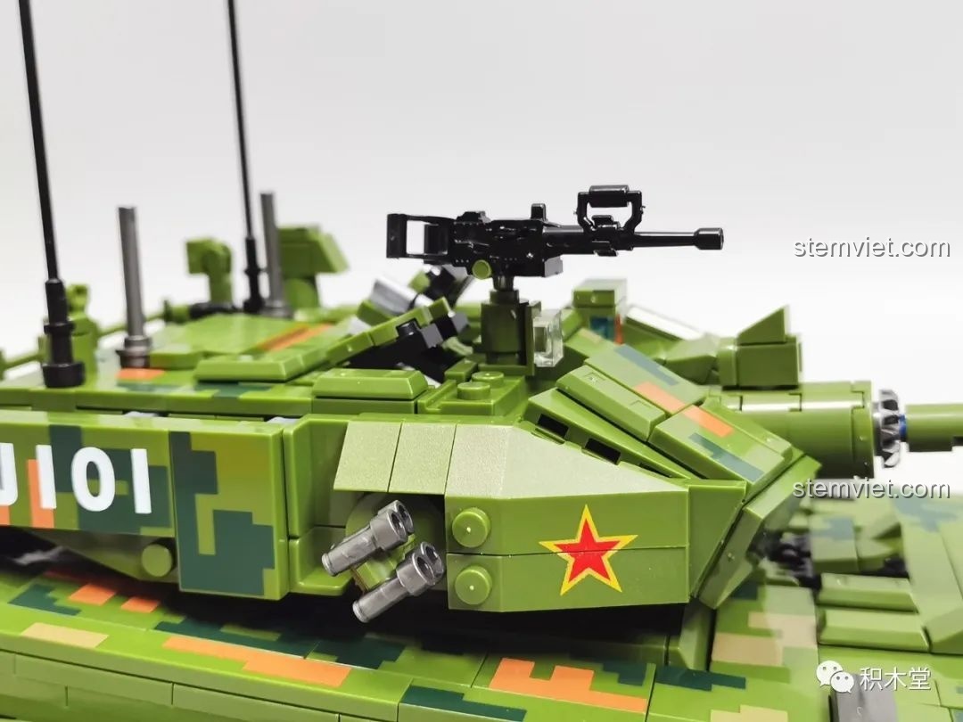 Cận cảnh bình nhiên liệu phụ phía sau của xe tăng Panlos Brick 632002 Type 99, với thiết kế hình tròn.