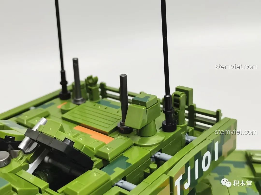 Cận cảnh phần đầu xe tăng Panlos Brick 632002 Type 99, với các chi tiết đèn và giáp trước.