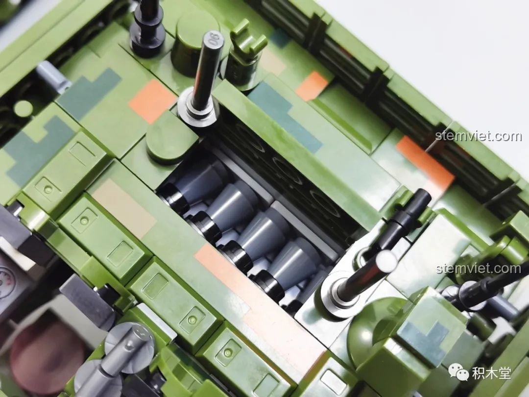 Cận cảnh bình nhiên liệu phụ phía sau của xe tăng Panlos Brick 632002 Type 99, cho thấy khả năng tháo rời.