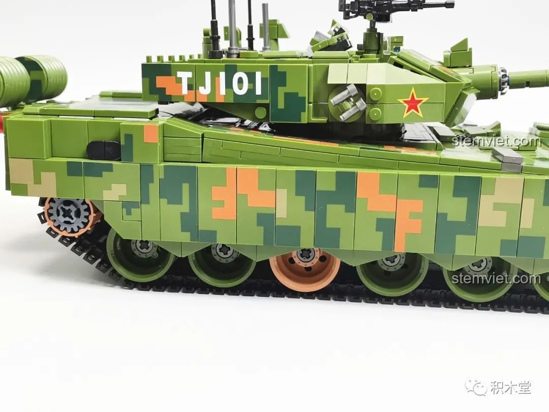 Cận cảnh nội thất bên trong tháp pháo của xe tăng Panlos Brick 632002 Type 99, với bảng điều khiển và ghế ngồi.