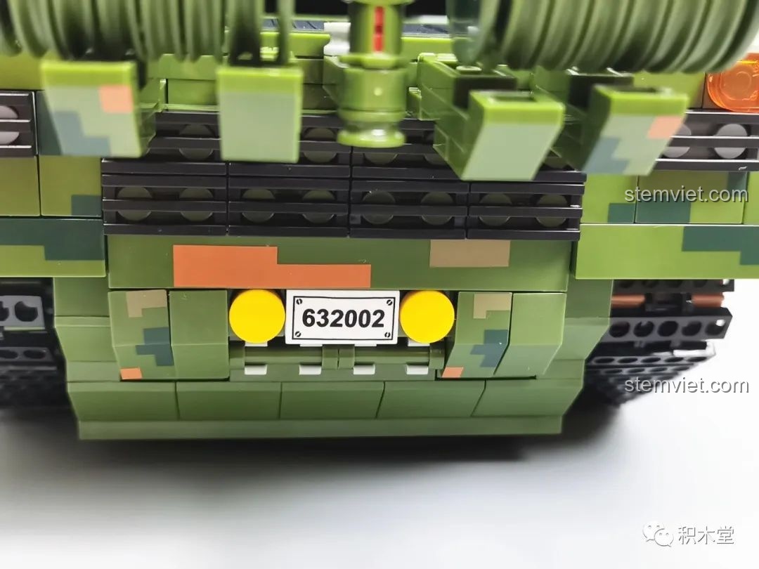 Cận cảnh một minifigure lính tăng được đặt vào vị trí lái bên trong xe tăng Panlos Brick 632002 Type 99.