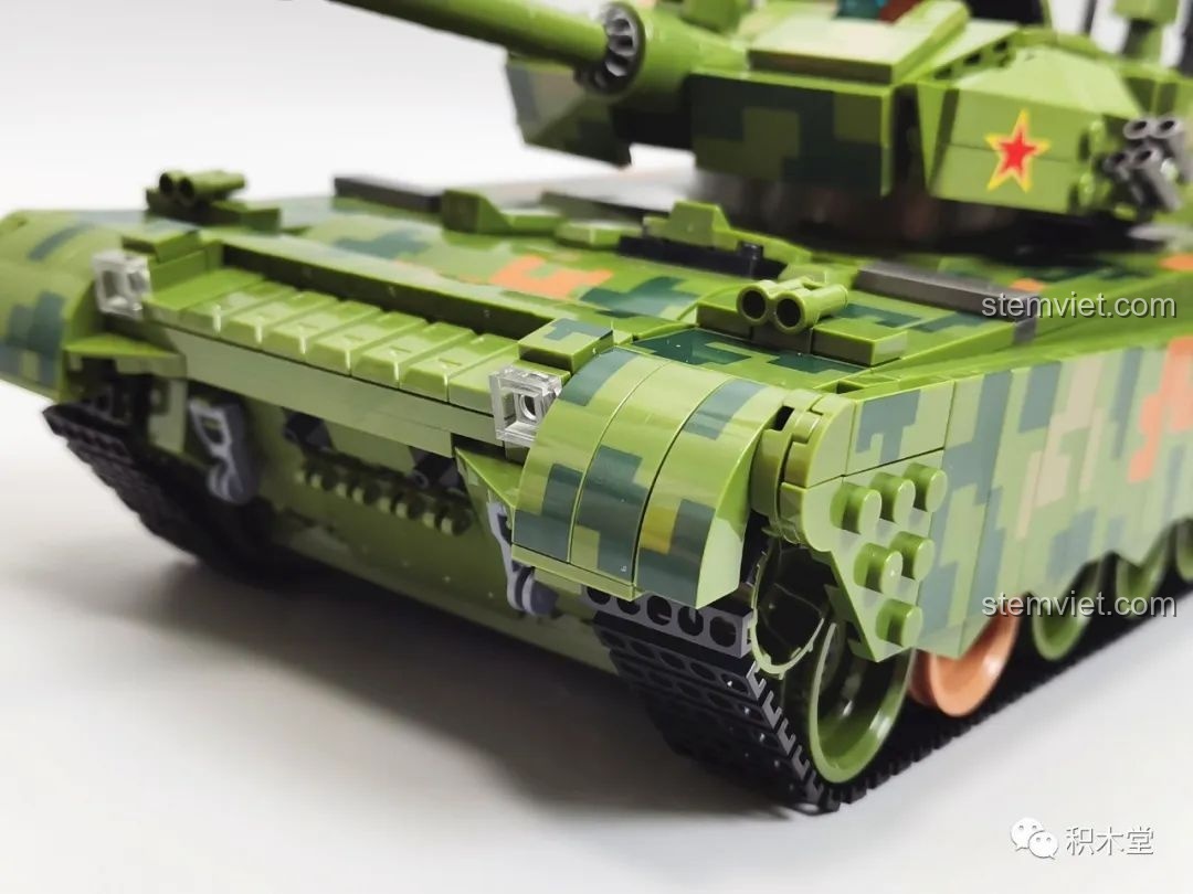 Các module cần tháo rời để chuyển đổi xe tăng Panlos Brick 632002 Type 99 sang phiên bản động, bao gồm khoang động cơ và các chi tiết khác.
