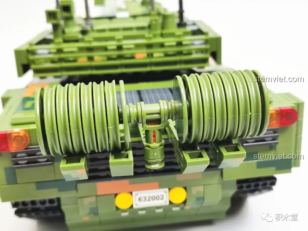 Các linh kiện cần thiết để nâng cấp xe tăng Panlos Brick 632002 Type 99 thành phiên bản điều khiển từ xa, bao gồm động cơ và dây nối.