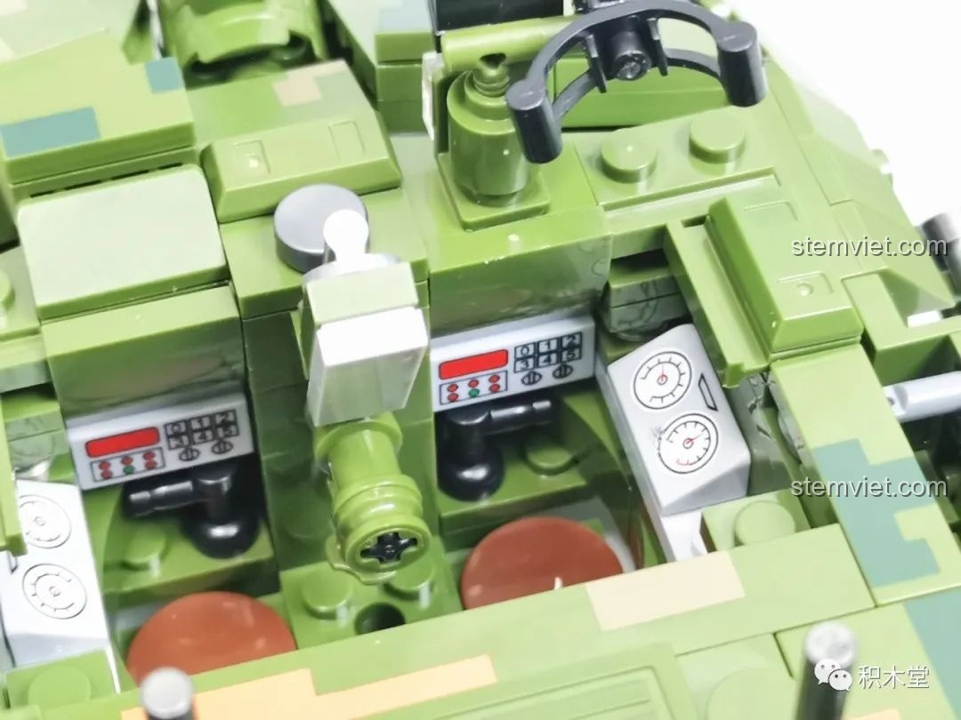 Xe tăng Panlos Brick 632002 Type 99 sau khi lắp động cơ và bộ điều khiển từ xa, sẵn sàng cho chế độ chơi động.