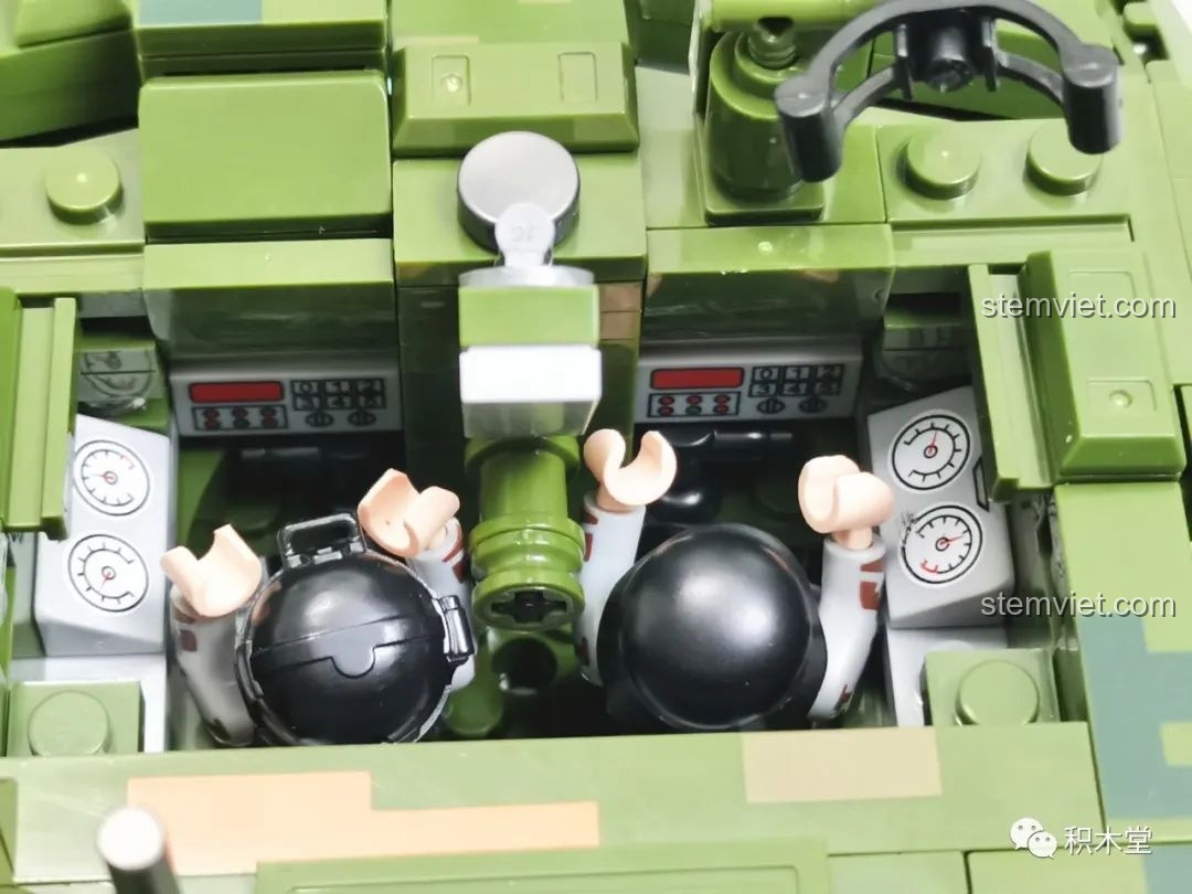 Góc nâng tối đa của nòng pháo xe tăng Panlos Brick 632002 Type 99 khi so sánh với một xe tăng khác.