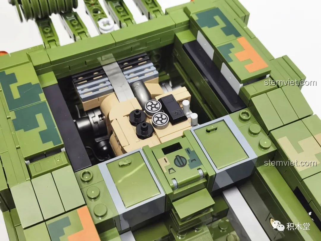 Hai mô hình xe tăng lắp ráp, bao gồm Panlos Brick 632002 Type 99, đứng cạnh nhau, thể hiện sự đa dạng của bộ sưu tập.