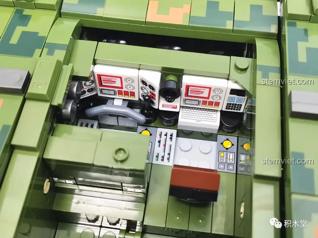 Góc nhìn khác của hai mô hình xe tăng lắp ráp, bao gồm Panlos Brick 632002 Type 99, cho thấy sự khác biệt về thiết kế và kích thước.