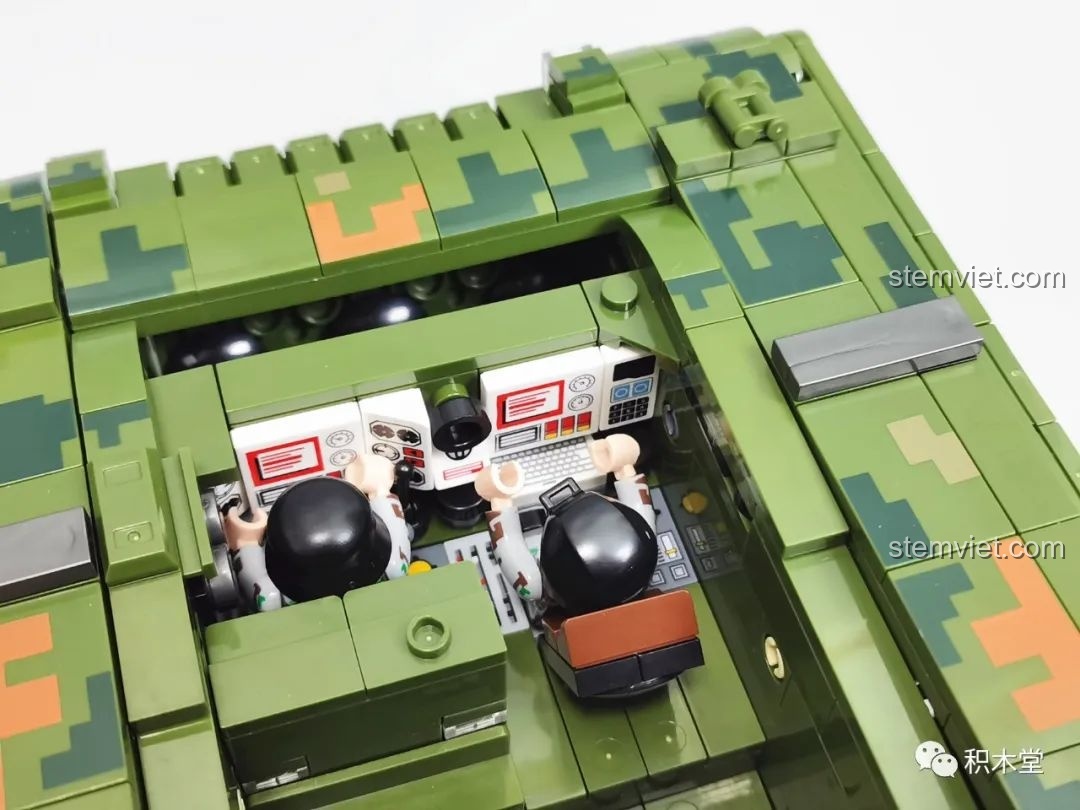 Hai mô hình xe tăng lắp ráp, bao gồm Panlos Brick 632002 Type 99, đứng cạnh nhau, tạo nên một cảnh tượng chiến trường thu nhỏ.