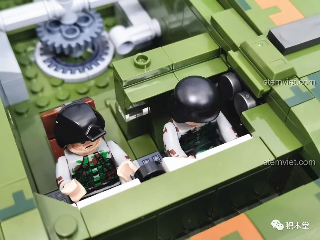 Góc nhìn tổng thể của hai mô hình xe tăng lắp ráp, bao gồm Panlos Brick 632002 Type 99, cho thấy sự đa dạng của đồ chơi quân sự.