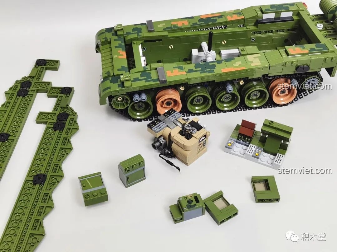 Mô hình xe tăng Panlos Brick 632002 Type 99 hoàn chỉnh, sẵn sàng trưng bày hoặc chơi.