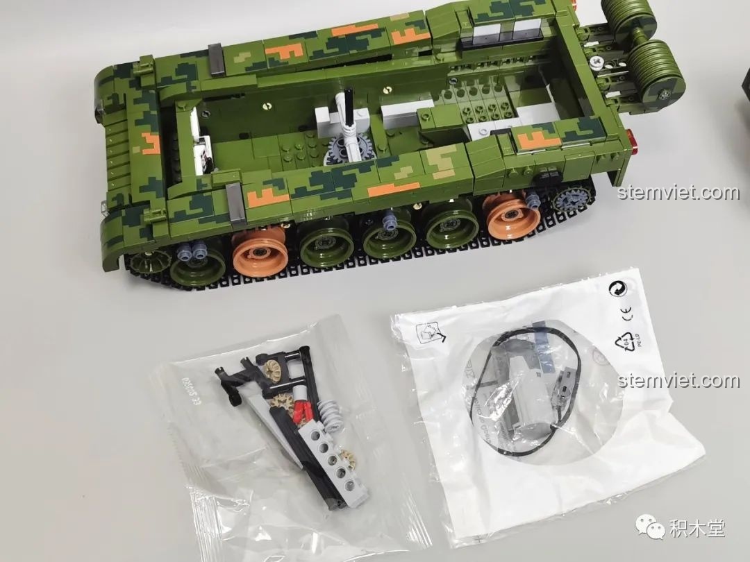 Mô hình xe tăng Panlos Brick 632002 Type 99 hoàn chỉnh, nhìn từ góc nghiêng, thể hiện thiết kế mô-đun.