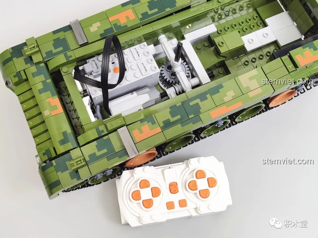 Cận cảnh các mảnh ghép của xe tăng Panlos Brick 632002 Type 99, cho thấy chất lượng in và độ khít.