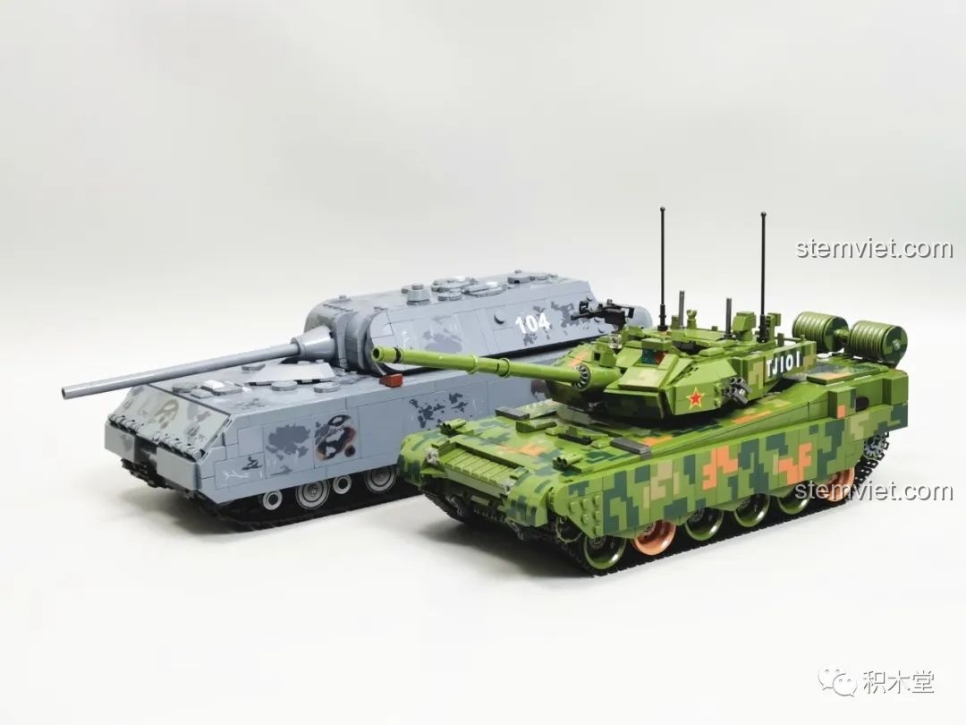 Hai mô hình xe tăng lắp ráp, bao gồm Panlos Brick 632002 Type 99, đứng cạnh nhau, thể hiện sự đa dạng của bộ sưu tập.