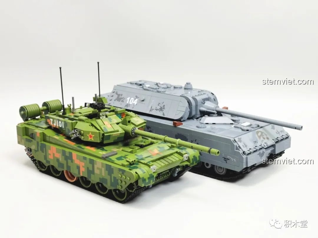 Góc nhìn khác của hai mô hình xe tăng lắp ráp, bao gồm Panlos Brick 632002 Type 99, cho thấy sự khác biệt về thiết kế và kích thước.