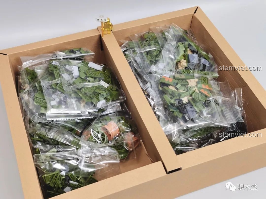 Bên trong hộp đồ chơi lắp ráp Panlos Brick 632002 Xe Tăng Type 99, các túi linh kiện được phân loại rõ ràng.