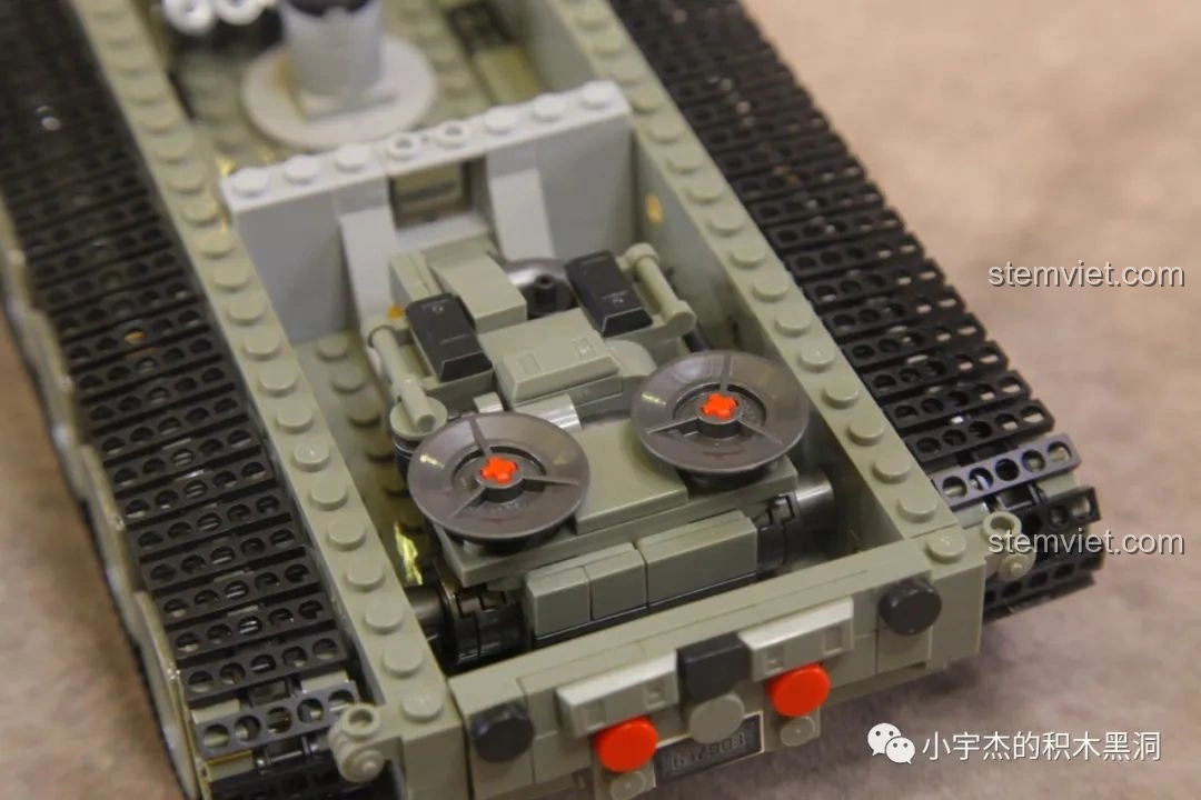 Cận cảnh chi tiết động cơ và khoang đạn bên trong xe tăng Leopard 2 Panlos Brick 632003, cho thấy sự tinh xảo trong thiết kế.