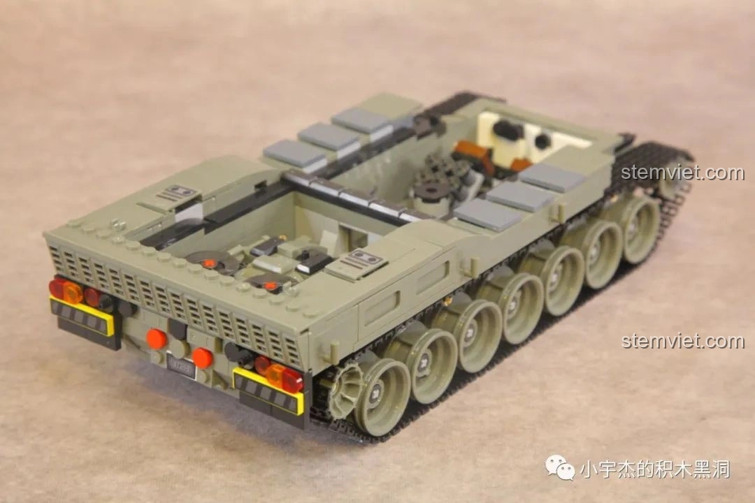 Phần đuôi xe tăng Leopard 2 Panlos Brick 632003 đang được lắp ráp, với các chi tiết đèn và lưới tản nhiệt phía sau.