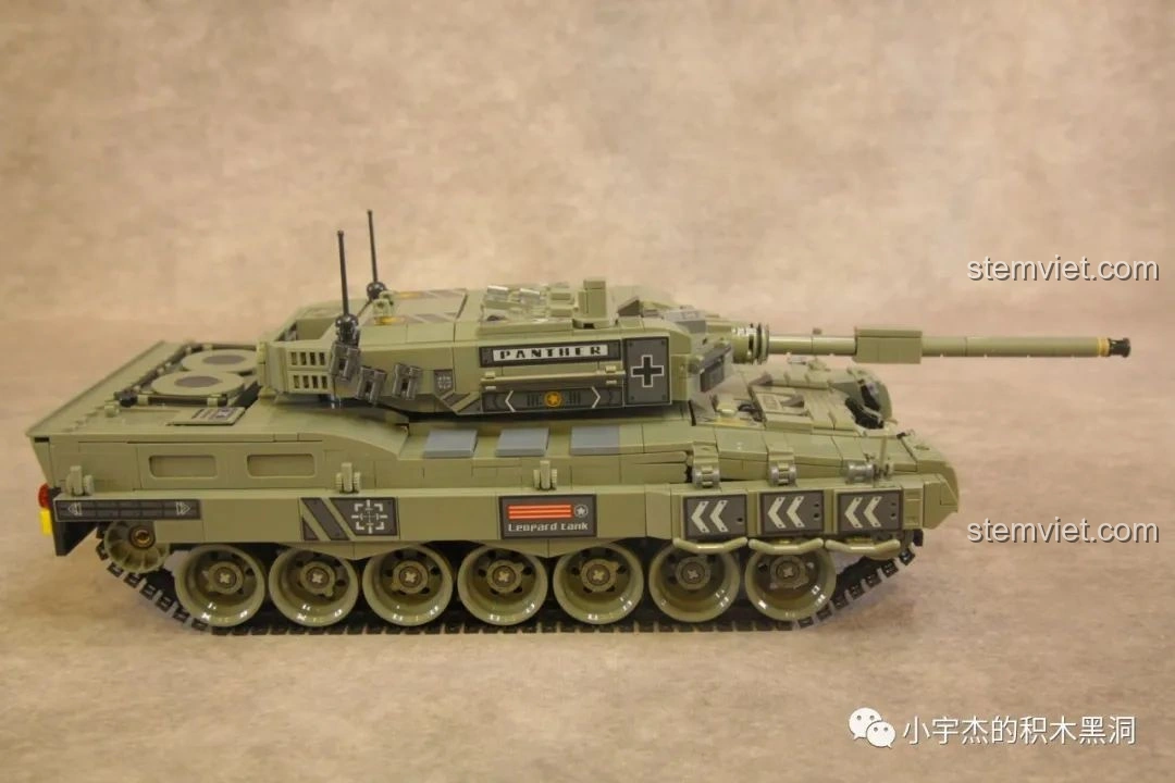 Mô hình xe tăng Leopard 2 Panlos Brick 632003 đã hoàn thành cùng với 5 nhân vật lính, tạo nên một cảnh tượng chiến đấu hoàn chỉnh.