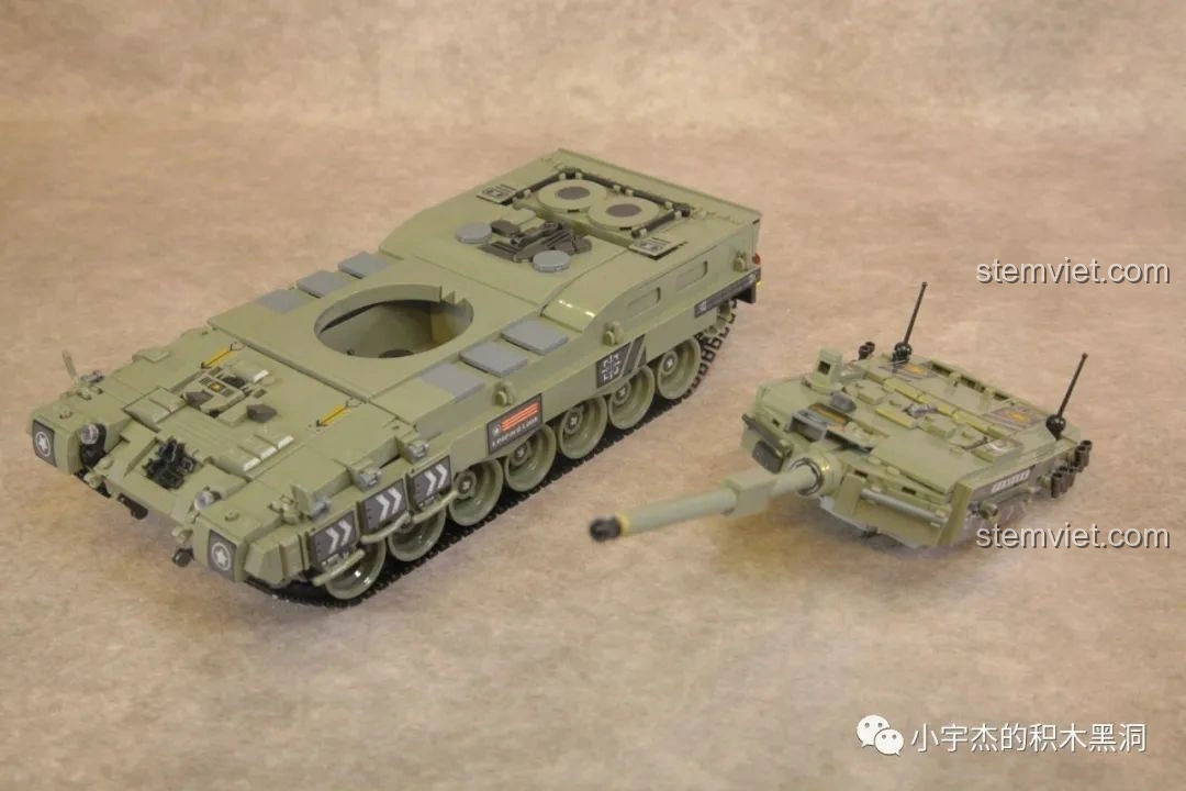 Mô hình xe tăng Leopard 2 Panlos Brick 632003 với pháo chính được hạ xuống góc tối đa, cho thấy khả năng điều chỉnh linh hoạt.