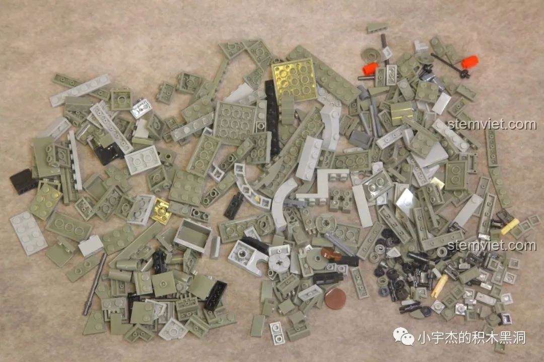 Mô hình xe tăng Leopard 2 Panlos Brick 632003 với pháo chính được nâng lên góc tối đa, thể hiện khả năng điều chỉnh linh hoạt.