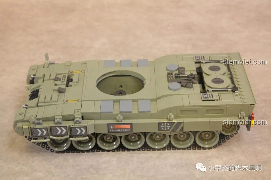 Mô hình xe tăng chiến đấu chủ lực Leopard 2A4 Panlos Brick 632003 đã hoàn thành, nhìn từ góc nghiêng phía trước.