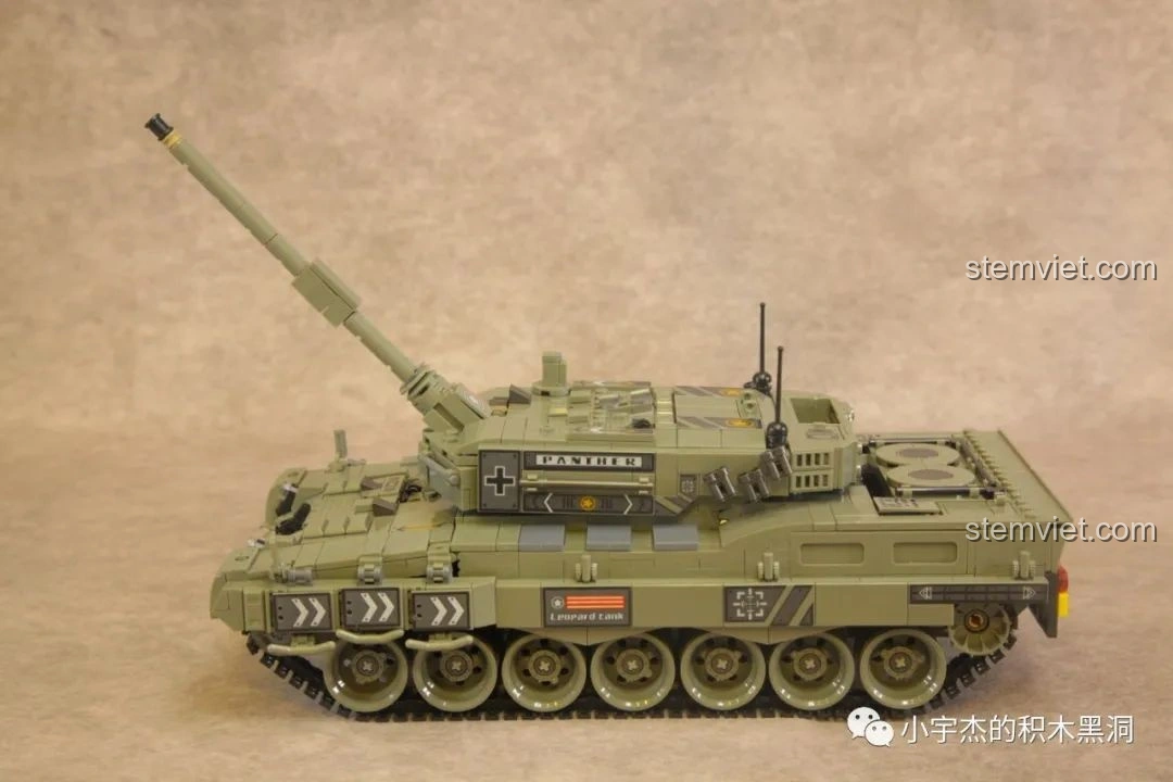 Mô hình xe tăng chiến đấu chủ lực Leopard 2A4 Panlos Brick 632003 đã hoàn thành, nhìn từ góc nghiêng phía trước bên phải.