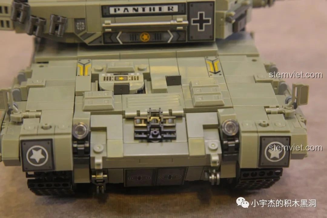 Mô hình xe tăng chiến đấu chủ lực Leopard 2A4 Panlos Brick 632003 đã hoàn thành, nhìn từ góc nghiêng phía sau bên phải.