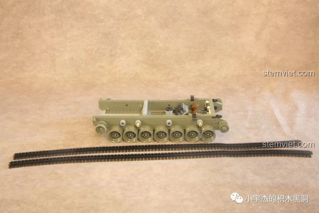 Khung gầm xe tăng Leopard 2 Panlos Brick 632003 đã hoàn thiện phần bánh chịu lực, sẵn sàng lắp đặt xích xe.