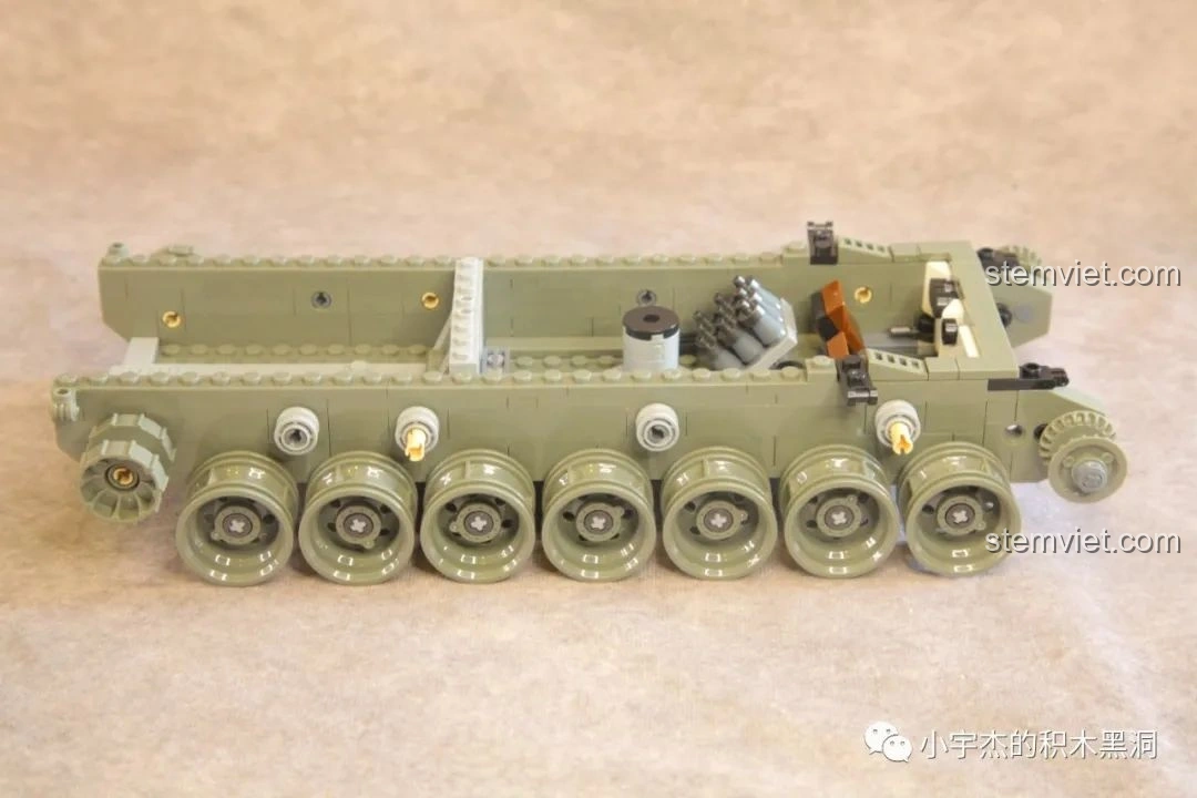 Khung gầm xe tăng Leopard 2 Panlos Brick 632003 đang được lắp ráp, với các bánh chịu lực đã được gắn vào.