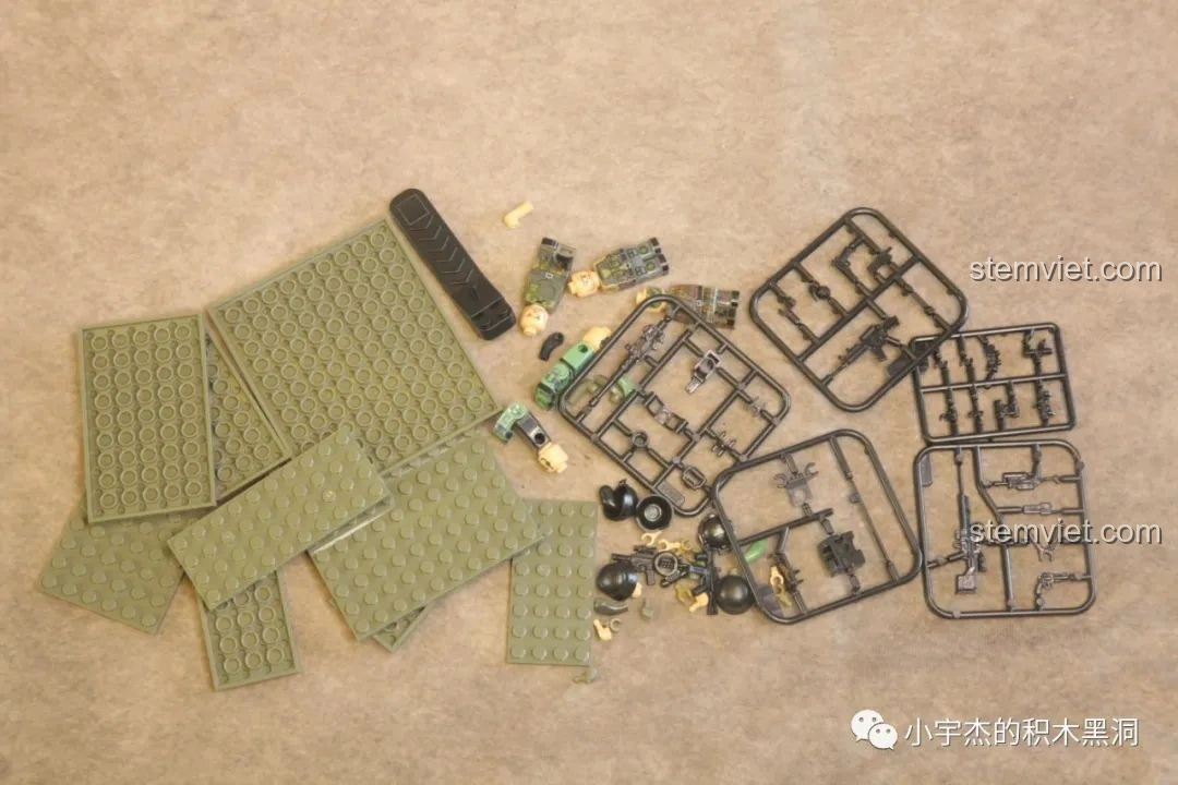 Các mảnh ghép chung của bộ đồ chơi lắp ráp xe tăng Leopard 2 Panlos Brick 632003 được trải ra, sẵn sàng cho việc lắp ráp.