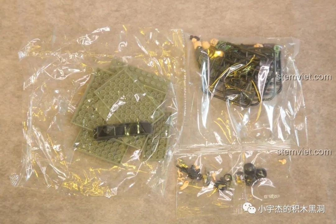 Túi linh kiện chung và phụ kiện nhỏ của bộ đồ chơi lắp ráp xe tăng Leopard 2 Panlos Brick 632003, bao gồm các mảnh cơ bản và vũ khí.