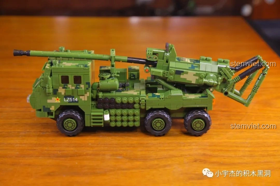 Mô hình xe tăng Magach của Panlos Brick, với lớp ngụy trang màu be và chi tiết xích, thể hiện sự đa dạng của dòng quân sự.