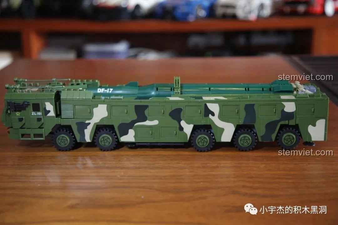 Mô hình xe tăng Magach của Panlos Brick, với lớp ngụy trang màu be và chi tiết xích, thể hiện sự đa dạng của dòng quân sự.